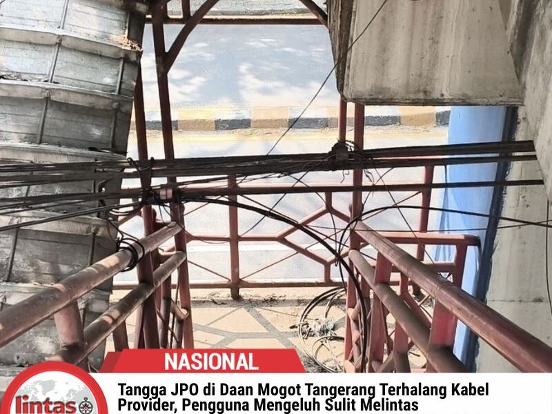 Tangga JPO di Daan Mogot Tangerang Terhalang Kabel Provider