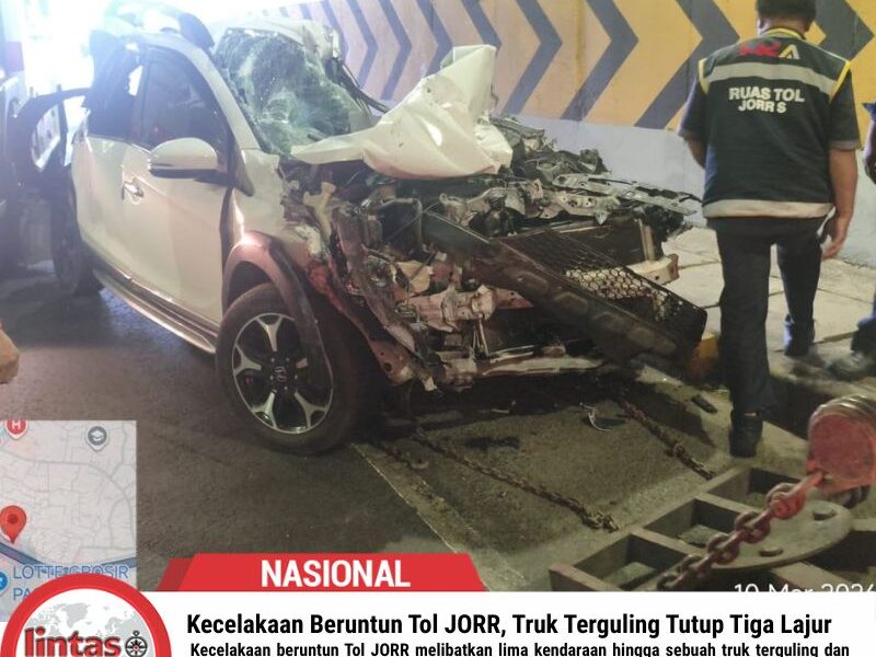 Kecelakaan Beruntun Tol JORR, Truk Terguling Tutup Tiga Lajur